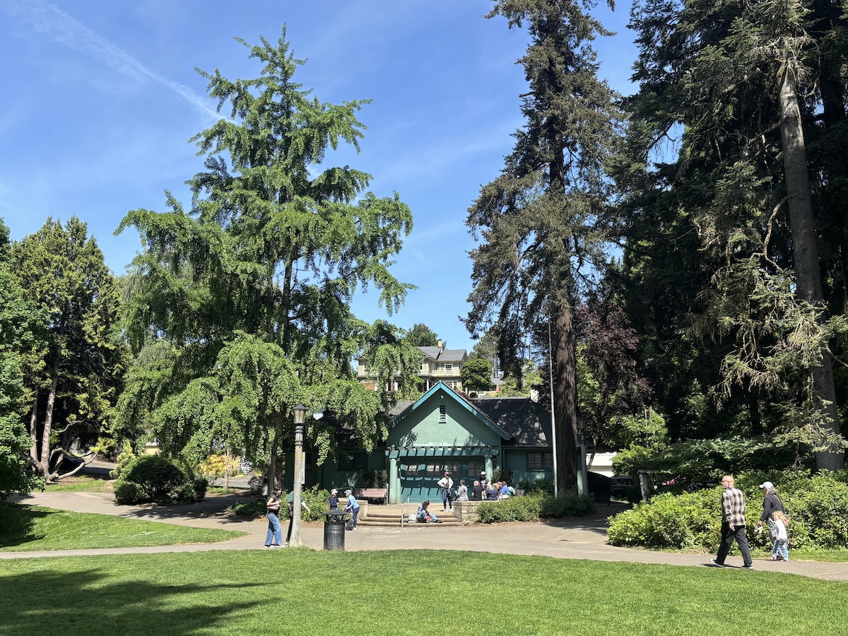 Parks building in Laurelhurst Park. Photo by Alice Knouff.